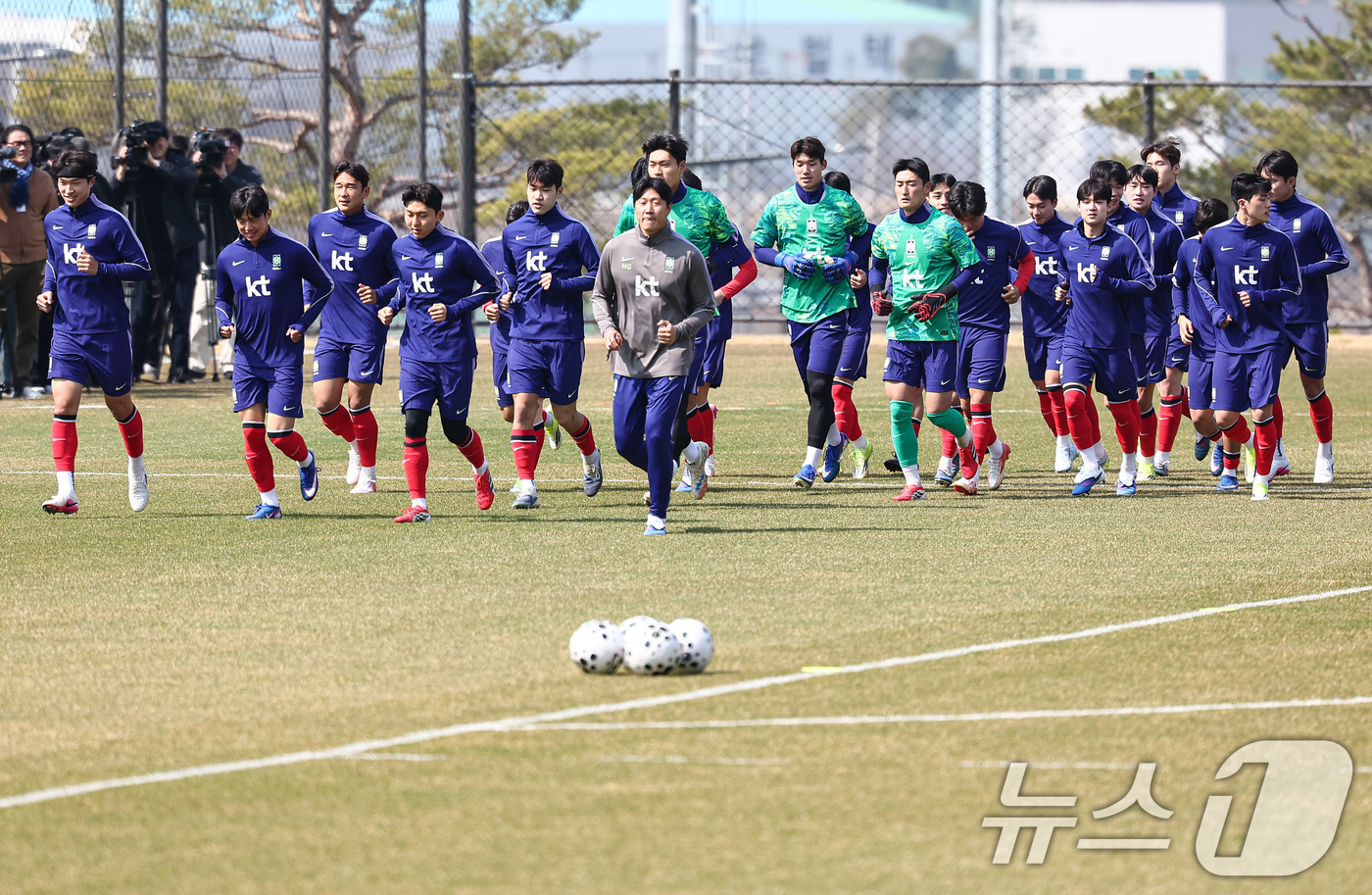 (천안=뉴스1) 김도우 기자 = 23세 이하(U-23) 축구대표팀 선수들이 24일 충남 천안 코리아풋볼파크에서 열린 2026 아이치·나고야 아시안게임 대비 소집 훈련에 임하고 있다 …