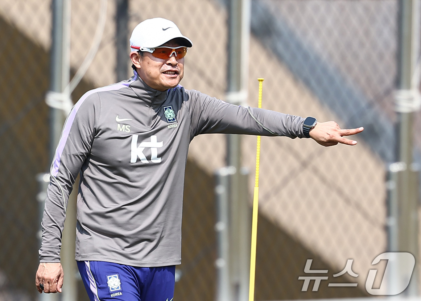 (천안=뉴스1) 김도우 기자 = 이민성 23세 이하(U-23) 축구대표팀 감독 24일 충남 천안 코리아풋볼파크에서 열린 2026 아이치·나고야 아시안게임 대비 소집 훈련에서 선수들 …