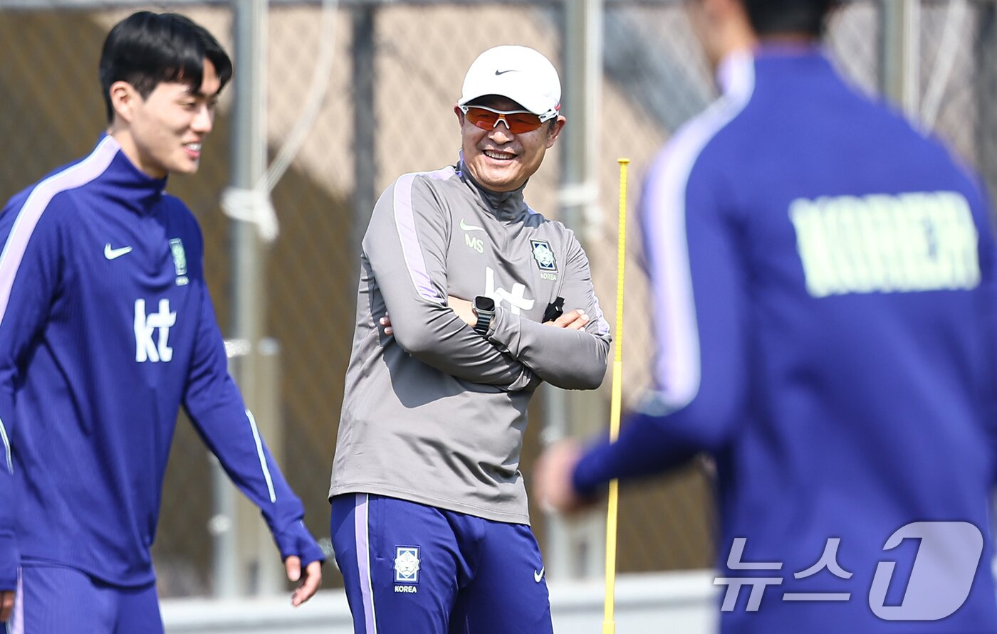 본문 이미지 - 이민성 23세 이하(U-23) 축구대표팀 감독 24일 충남 천안 코리아풋볼파크에서 열린 2026 아이치·나고야 아시안게임 대비 소집 훈련에서 선수들과 대화를 나누고 있다. 2026.3.24 ⓒ 뉴스1 김도우 기자