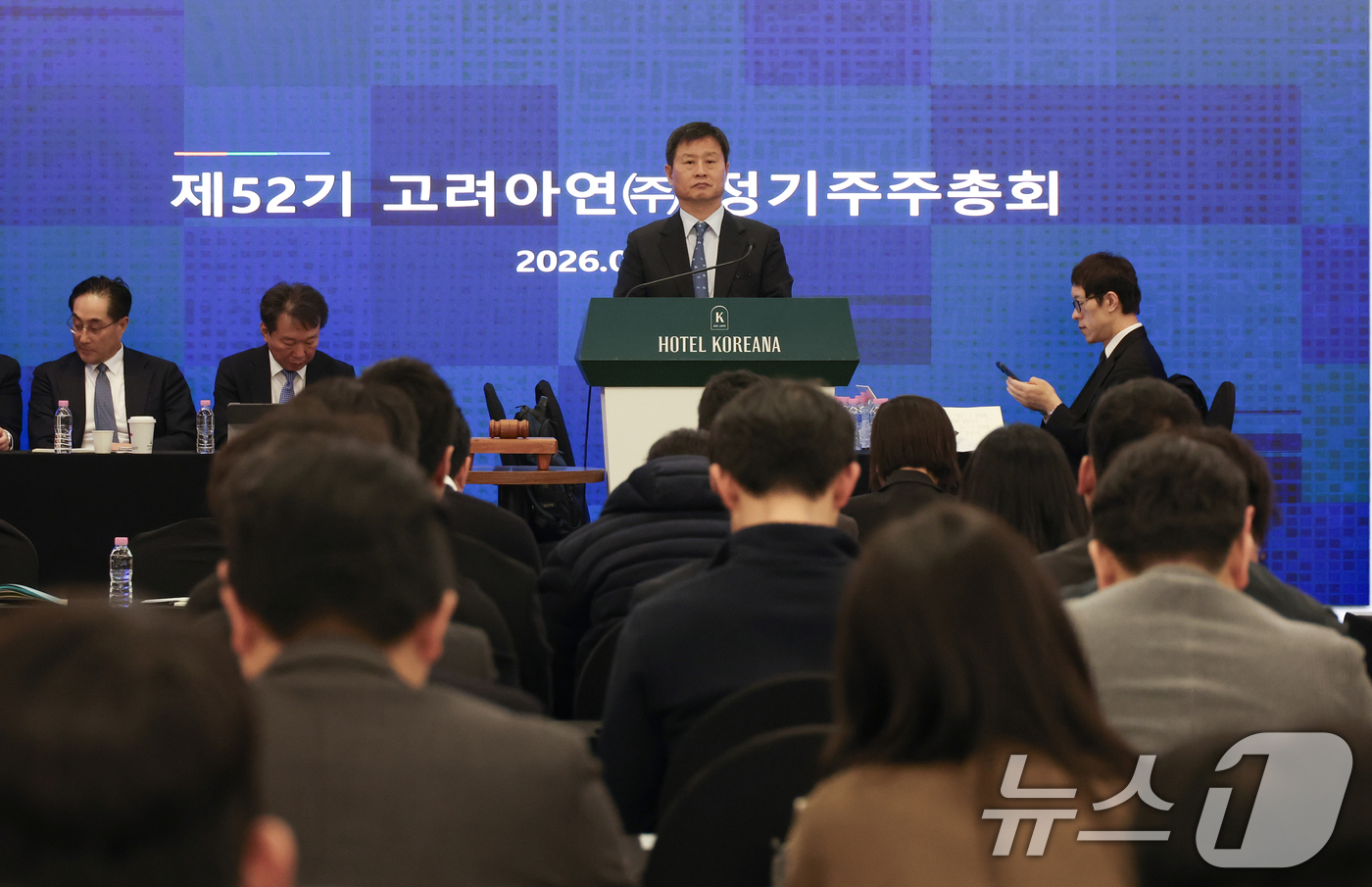 (서울=뉴스1) 최지환 기자 = 박기덕 고려아연 사장이 24일 서울 중구 코리아나호텔에서 열린 제52기 고려아연 정기 주주총회 개회를 기다리고 있다. (공동취재) 2026.3.24 …