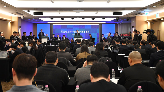 최윤범 회장, 고려아연 경영권 수성…MBK·영풍 "직무정지 가처분"(종합)