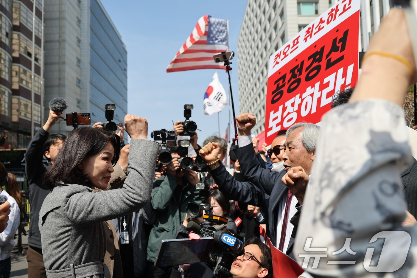 (서울=뉴스1) 이승배 기자 = 국민의힘 대구시장 경선에서 컷오프 된 이진숙 전 방송통신위원장이 24일 서울 여의도 중앙당사에서 관령 입장을 밝힌 뒤 지지자들의 응원을 받고 있다. …