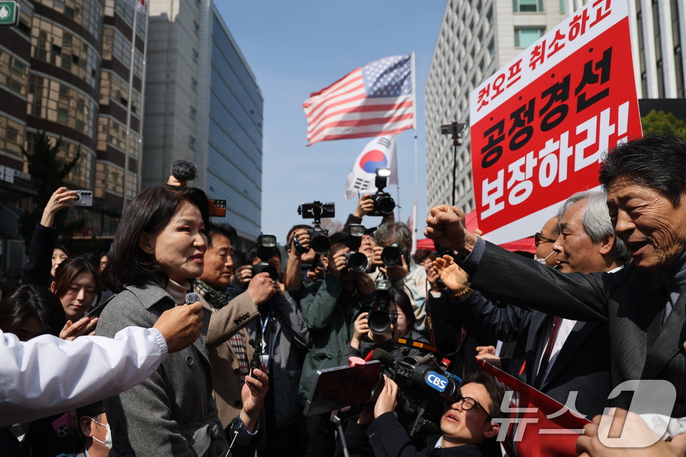 본문 이미지 - 국민의힘 대구시장 경선에서 컷오프 된 이진숙 전 방송통신위원장이 24일 서울 여의도 중앙당사에서 관령 입장을 밝힌 뒤 지지자들에게 감사인사말을 하고 있다. 2026.3.24 ⓒ 뉴스1 이승배 기자