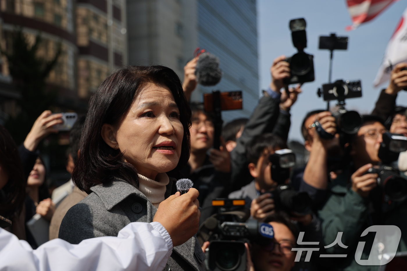 (서울=뉴스1) 이승배 기자 = 국민의힘 대구시장 경선에서 컷오프 된 이진숙 전 방송통신위원장이 24일 서울 여의도 중앙당사에서 관령 입장을 밝힌 뒤 지지자들에게 감사인사말을 하고 …