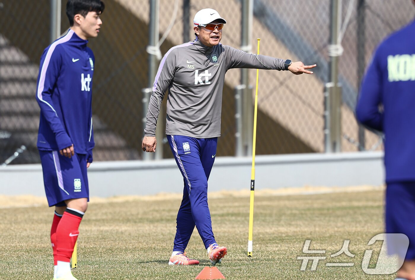 본문 이미지 - 이민성 23세 이하(U-23) 축구대표팀 감독 24일 충남 천안 코리아풋볼파크에서 열린 2026 아이치·나고야 아시안게임 대비 소집 훈련에서 선수들과 대화를 나누고 있다. 2026.3.24 ⓒ 뉴스1 김도우 기자