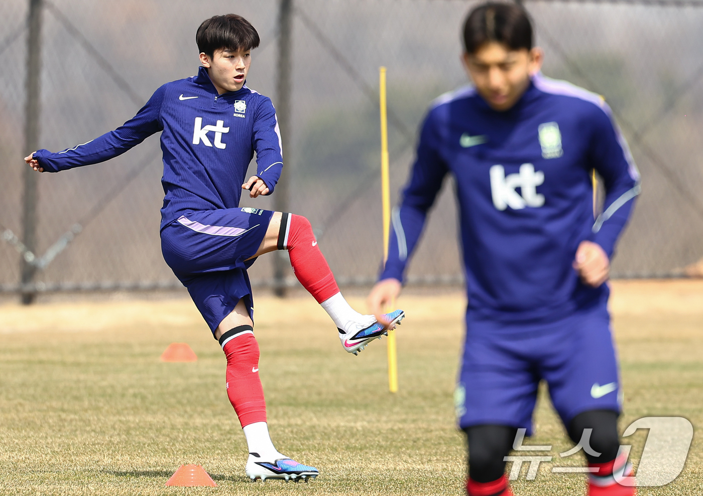 (천안=뉴스1) 김도우 기자 = 23세 이하(U-23) 축구대표팀 양민혁이 24일 충남 천안 코리아풋볼파크에서 열린 2026 아이치·나고야 아시안게임 대비 소집 훈련에 임하고 있다 …