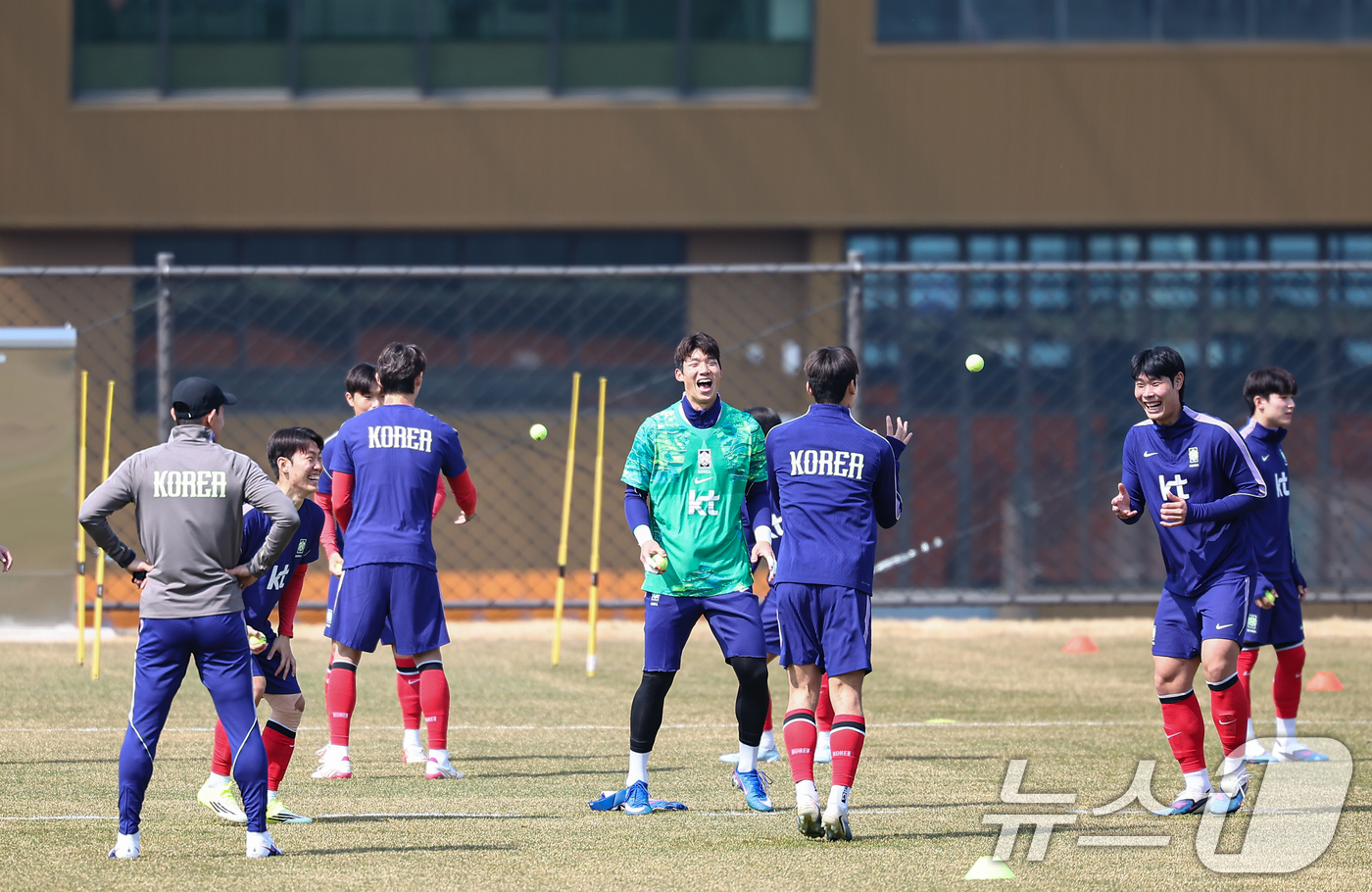 (천안=뉴스1) 김도우 기자 = 23세 이하(U-23) 축구대표팀 선수들이 24일 충남 천안 코리아풋볼파크에서 열린 2026 아이치·나고야 아시안게임 대비 소집 훈련에 임하고 있다 …