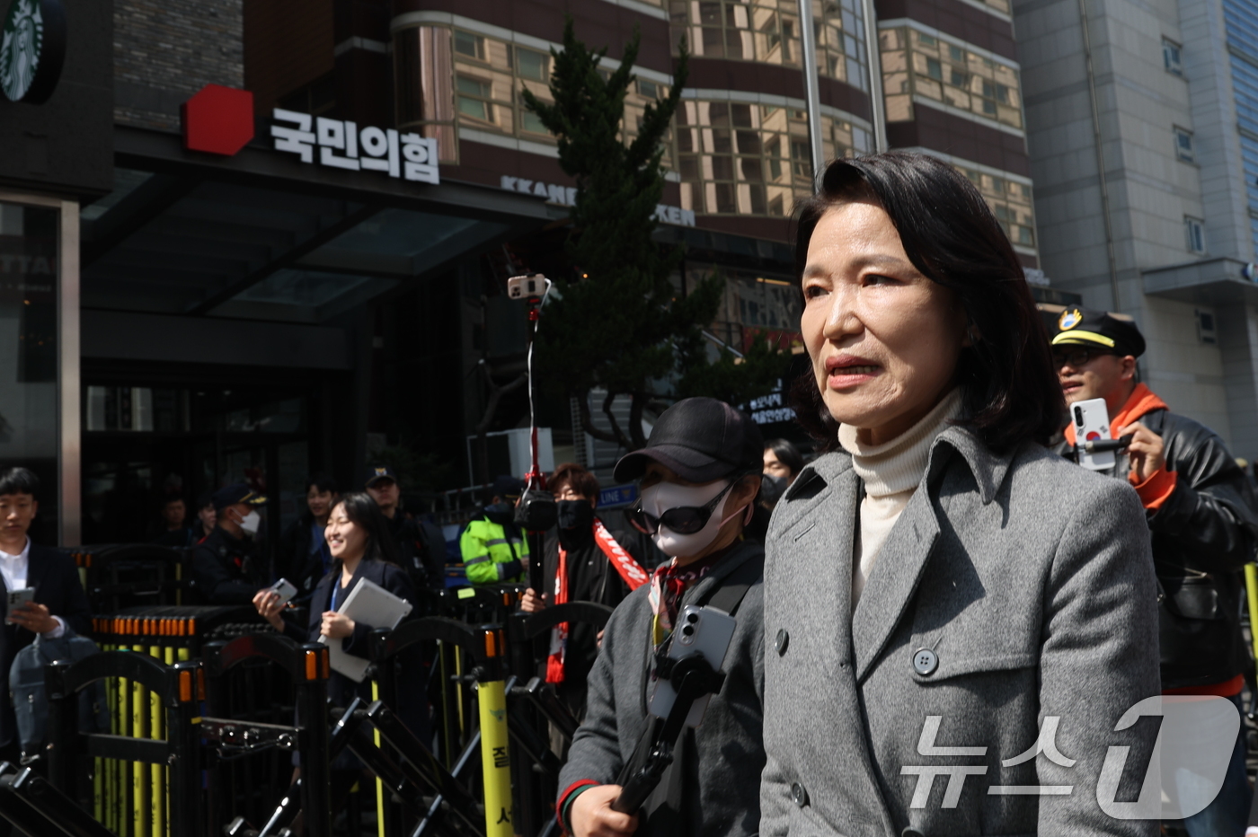 (서울=뉴스1) 이승배 기자 = 국민의힘 대구시장 경선에서 컷오프 된 이진숙 전 방송통신위원장이 24일 서울 여의도 중앙당사에서 관령 입장을 밝힌 뒤 발걸음을 옮기고 있다.  20 …