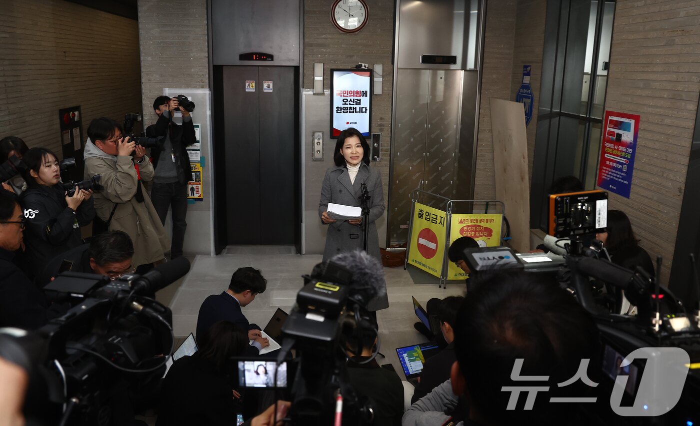 본문 이미지 - 이진숙 전 방송통신위원장이 24일 서울 여의도 국민의힘 중앙당사에서 대구시장 컷오프 관련 입장을 밝히고 있다. 2026.3.24 ⓒ 뉴스1 김민지 기자