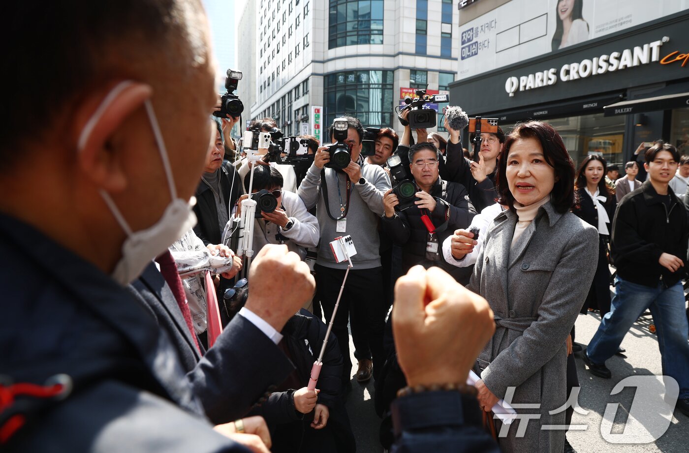 본문 이미지 - 이진숙 전 방송통신위원장이 24일 서울 여의도 국민의힘 중앙당사에서 대구시장 컷오프 관련 입장을 밝힌 뒤 지지자들의 응원을 받고 있다. 2026.3.24 ⓒ 뉴스1 김민지 기자