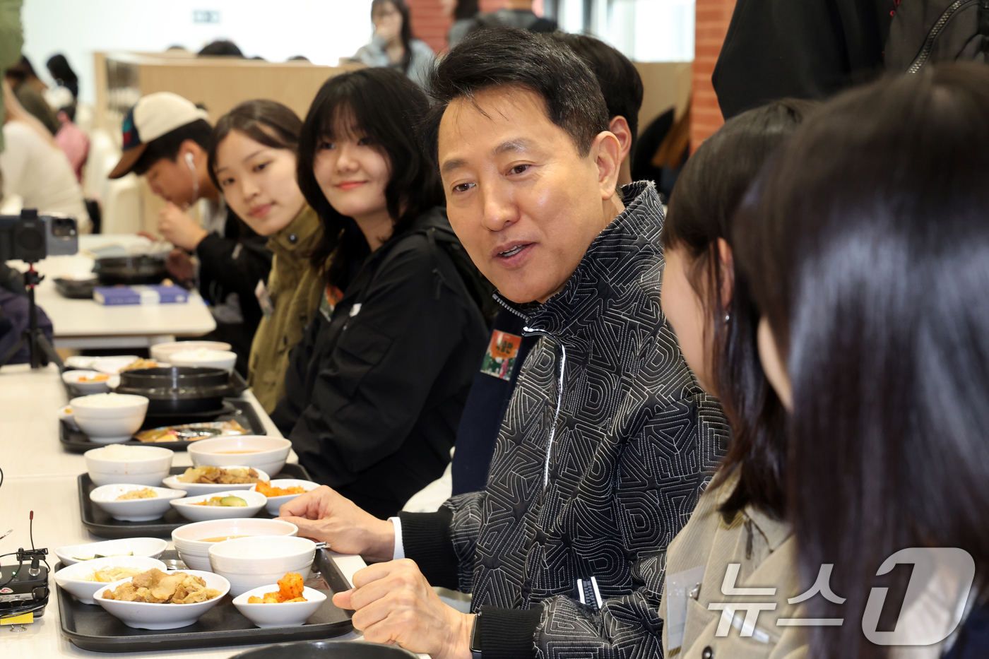 (서울=뉴스1) 황기선 기자 = 오세훈 서울시장이 24일 오후 서울 동작구 숭실대학교에서 학생들과 식사를 하며 '서울 청년정책 꿀팁버스'에 관한 대화를 나누고 있다.'서울 청년정책 …