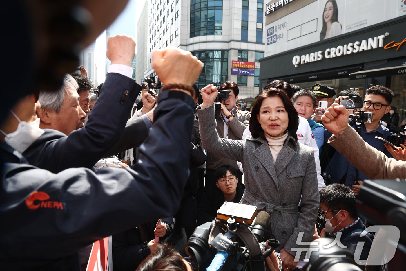 본문 이미지 - 이진숙 전 방송통신위원장이 24일 서울 여의도 국민의힘 중앙당사에서 대구시장 컷오프 관련 입장을 밝힌 뒤 지지자들의 응원을 받고 있다. 2026.3.24 ⓒ 뉴스1 김민지 기자