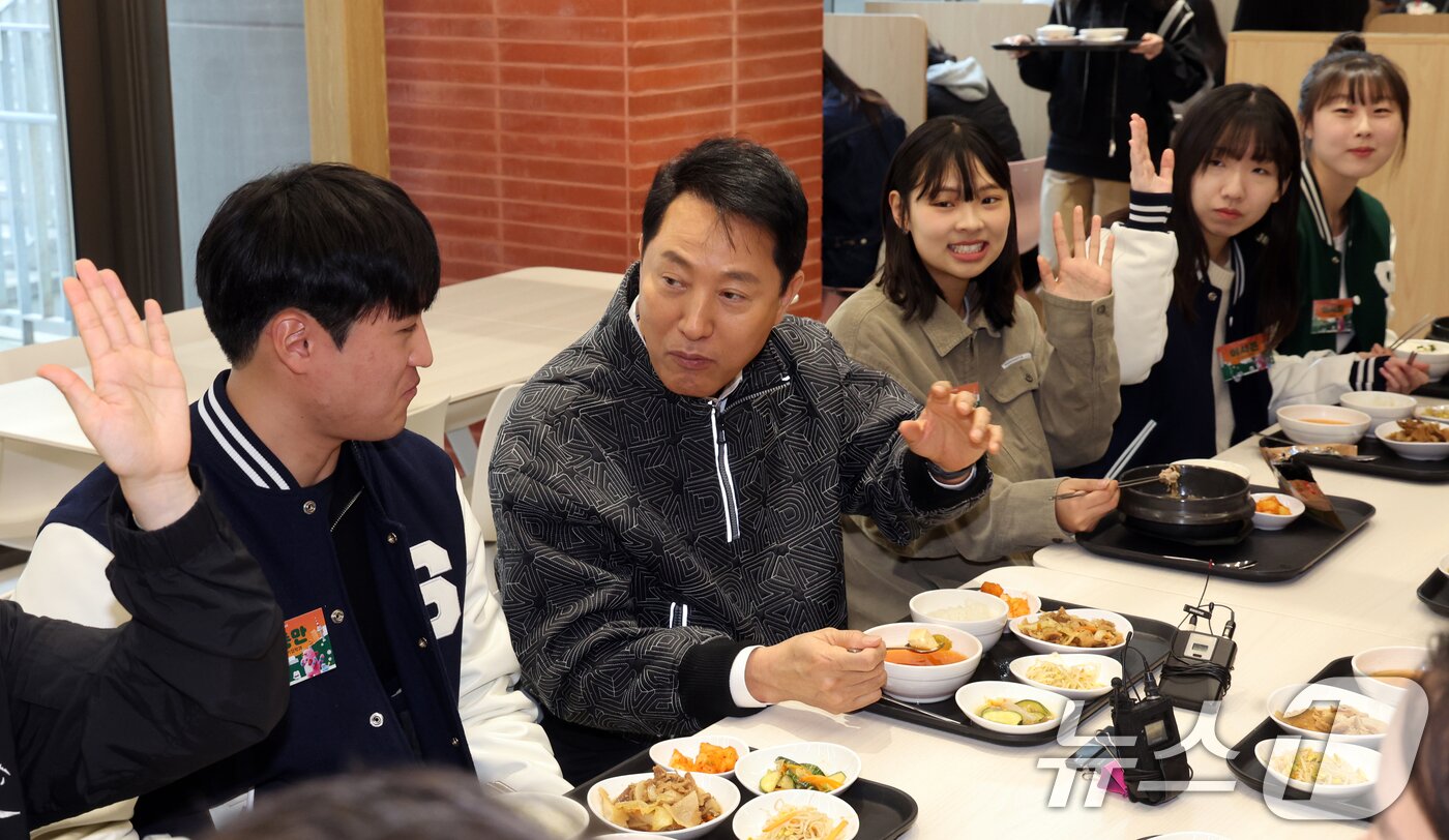 본문 이미지 - 오세훈 서울시장이 24일 오후 서울 동작구 숭실대학교에서 학생들과 식사를 하며 '서울 청년정책 꿀팁버스'에 관한 대화를 나누고 있다. '서울 청년정책 꿀팁버스'는 어떤 정책이 있는지 몰라 혜택을 받지 못하는 일이 없도록 청년 생활 접점으로 찾아가 청년정책 정보를 제공·상담하기 위한 현장 소통 프로그램이다. 2026.3.24 ⓒ 뉴스1 황기선 기자