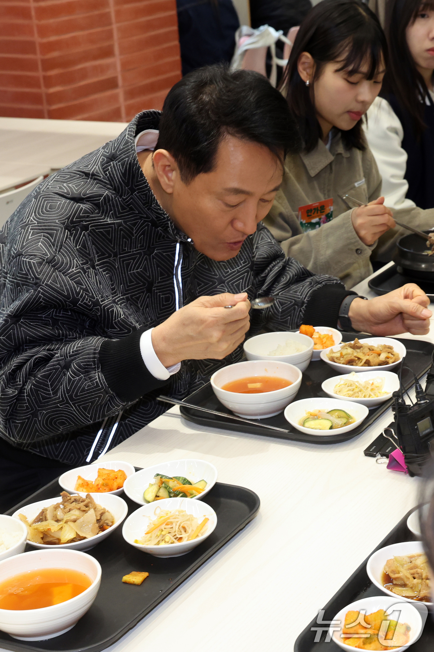 (서울=뉴스1) 황기선 기자 = 오세훈 서울시장이 24일 오후 서울 동작구 숭실대학교에서 학생들과 식사를 하며 '서울 청년정책 꿀팁버스'에 관한 대화를 나누고 있다.'서울 청년정책 …