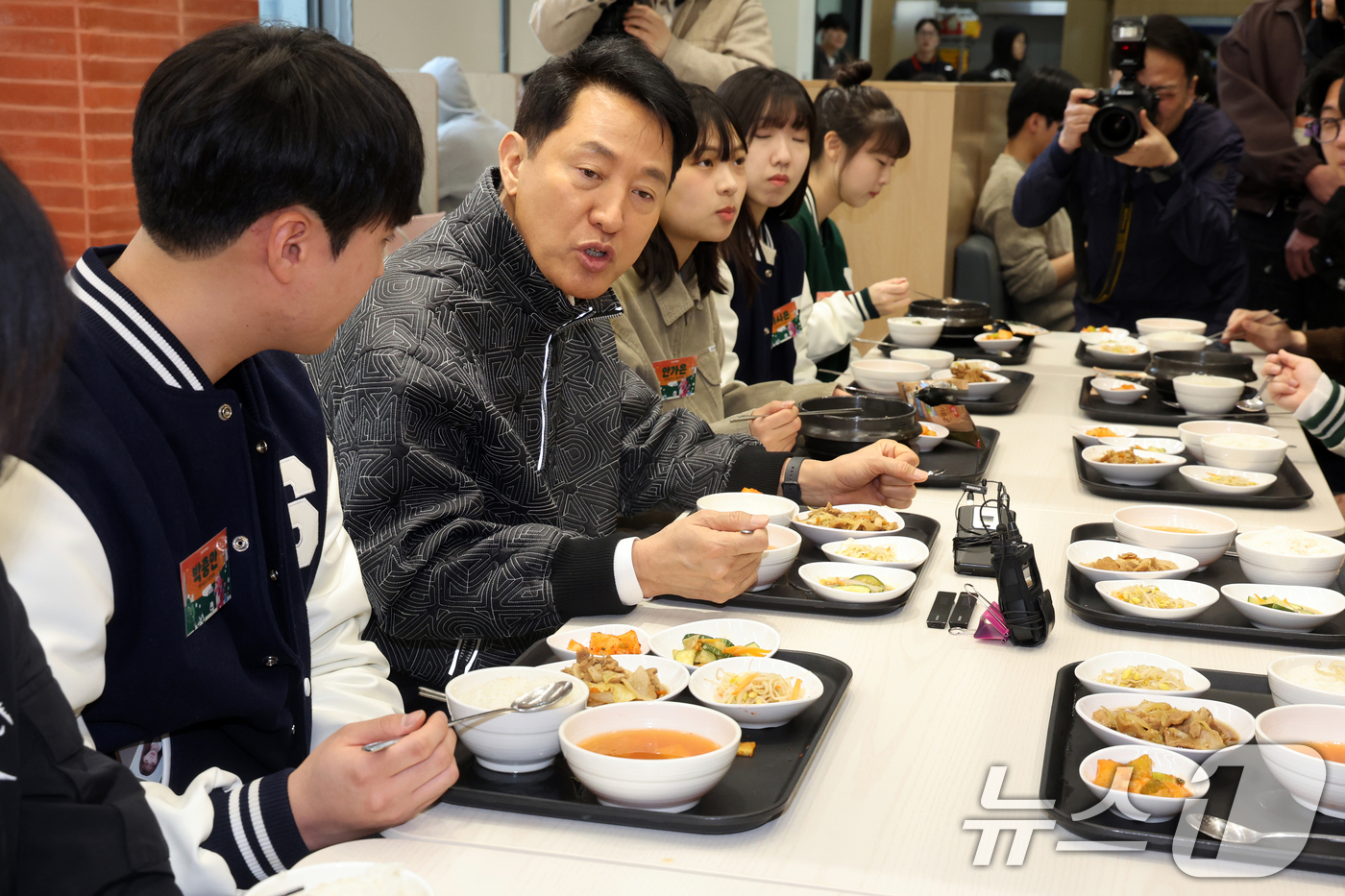 (서울=뉴스1) 황기선 기자 = 오세훈 서울시장이 24일 오후 서울 동작구 숭실대학교에서 학생들과 식사를 하며 '서울 청년정책 꿀팁버스'에 관한 대화를 나누고 있다.'서울 청년정책 …