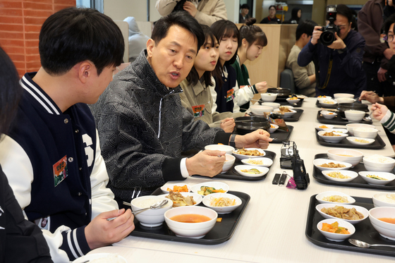 대학생들과 대화 나누는 오세훈 서울시장