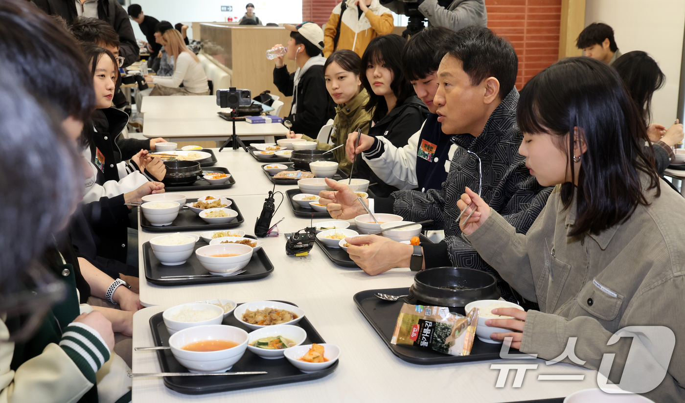(서울=뉴스1) 황기선 기자 = 오세훈 서울시장이 24일 오후 서울 동작구 숭실대학교에서 학생들과 식사를 하며 '서울 청년정책 꿀팁버스'에 관한 대화를 나누고 있다.'서울 청년정책 …