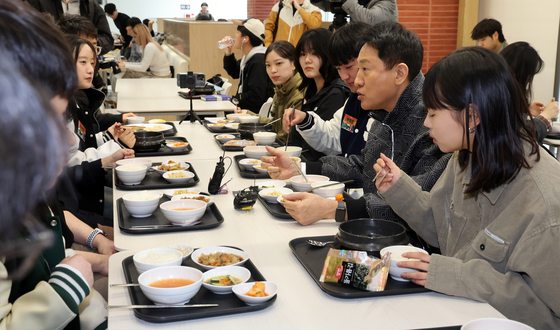 학식 먹으며 대학생들과 대화 나누느 오세훈 서울시장