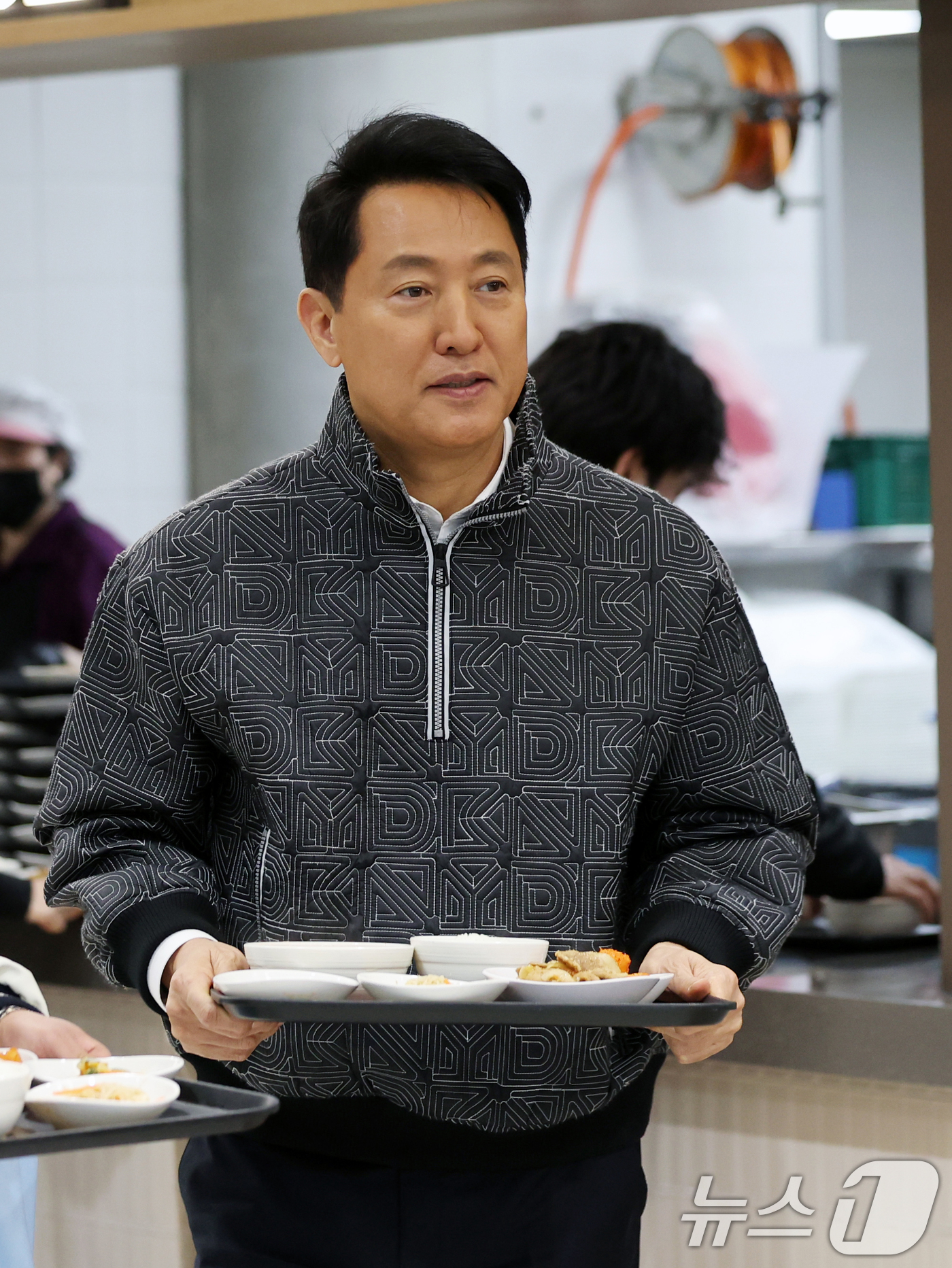 (서울=뉴스1) 황기선 기자 = 오세훈 서울시장이 24일 오후 서울 동작구 숭실대학교에서 학생들과 식사를 하며 '서울 청년정책 꿀팁버스'에 관한 대화를 나누기 위해 배식을 받고 있 …