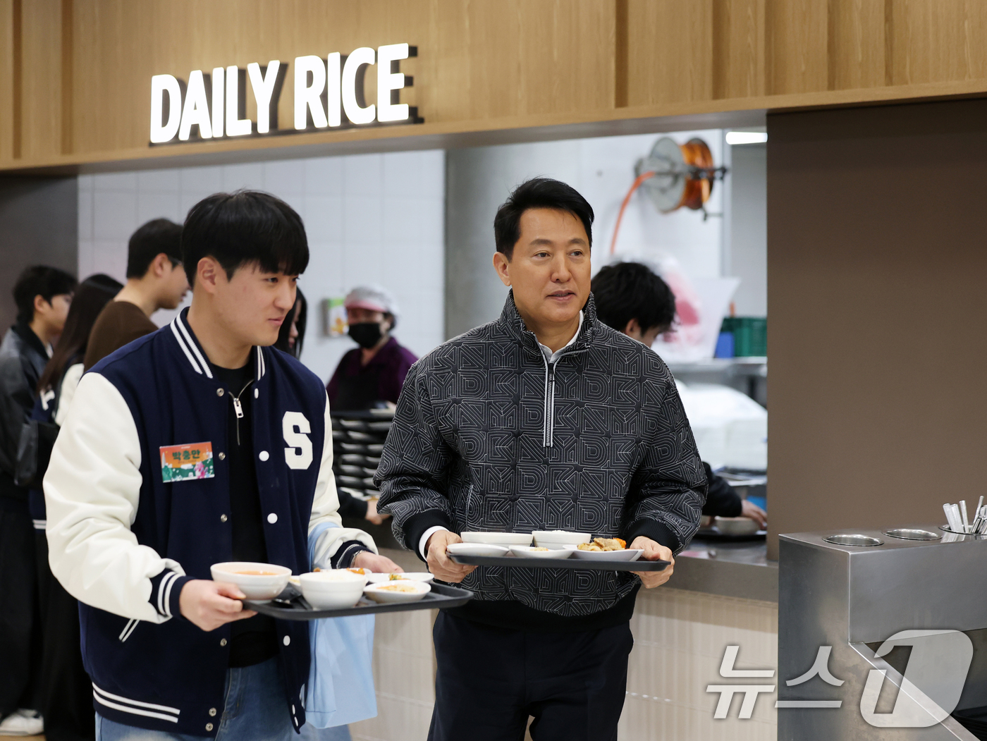 (서울=뉴스1) 황기선 기자 = 오세훈 서울시장이 24일 오후 서울 동작구 숭실대학교에서 학생들과 식사를 하며 '서울 청년정책 꿀팁버스'에 관한 대화를 나누기 위해 배식을 받고 있 …