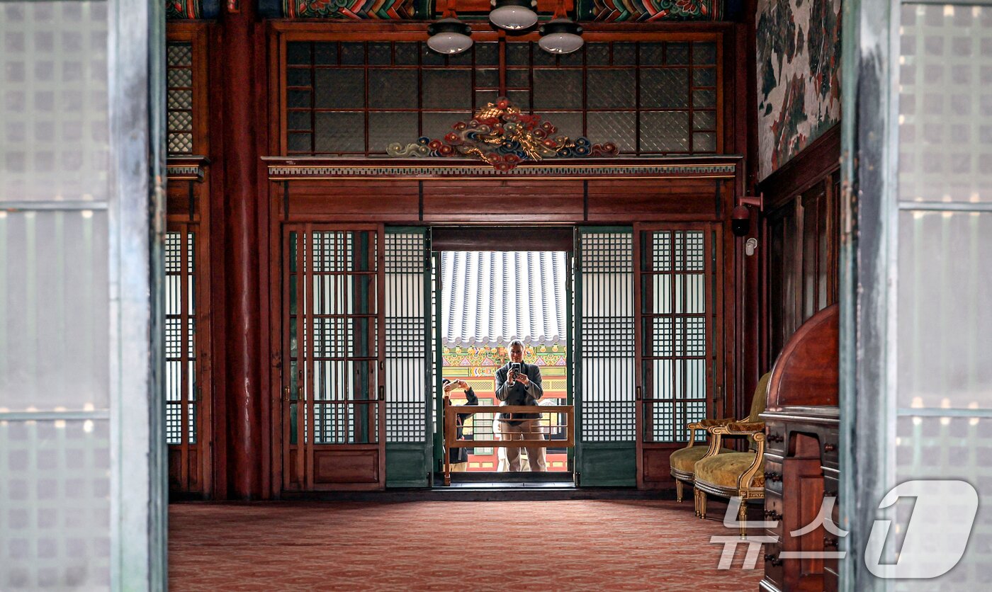 본문 이미지 - 24일 서울 종로구 창덕궁을 찾은 관광객들이 창덕궁을 관람하고 있다. 2026.3.24 ⓒ 뉴스1 이호윤 기자