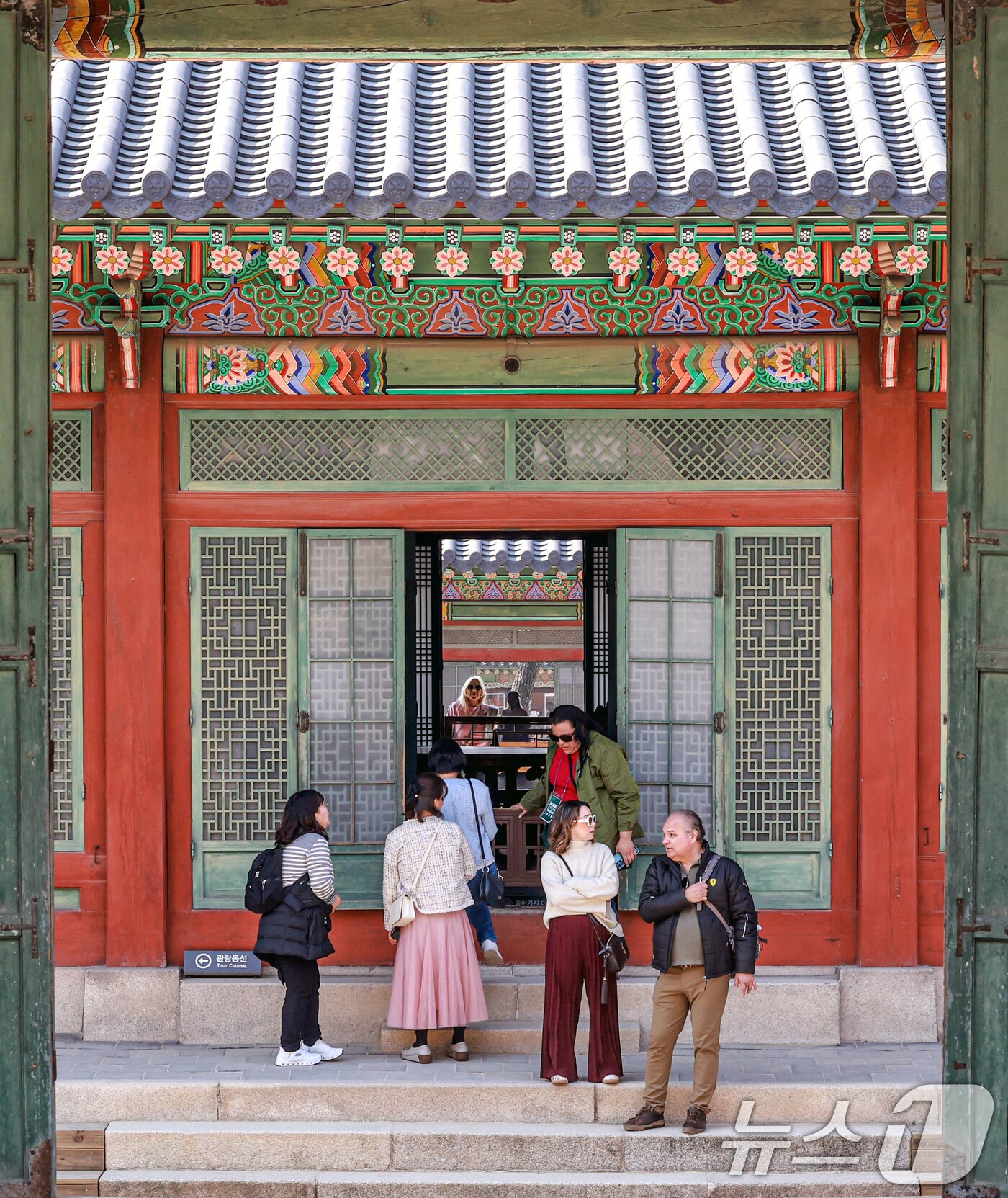 본문 이미지 - 24일 서울 종로구 창덕궁을 찾은 관광객들이 창덕궁을 관람하고 있다. 2026.3.24 ⓒ 뉴스1 이호윤 기자