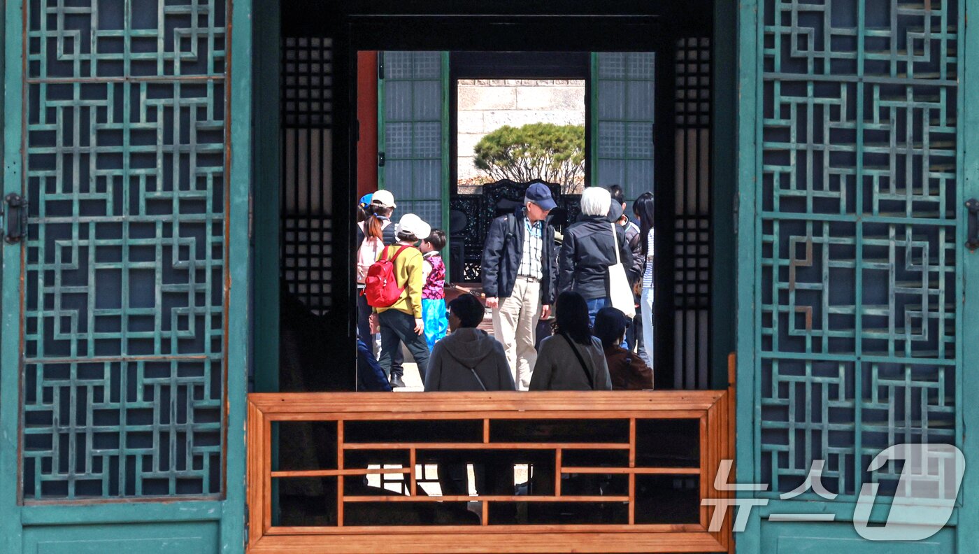 본문 이미지 - 24일 서울 종로구 창덕궁을 찾은 관광객들이 창덕궁을 관람하고 있다.2026.3.24 ⓒ 뉴스1 이호윤 기자