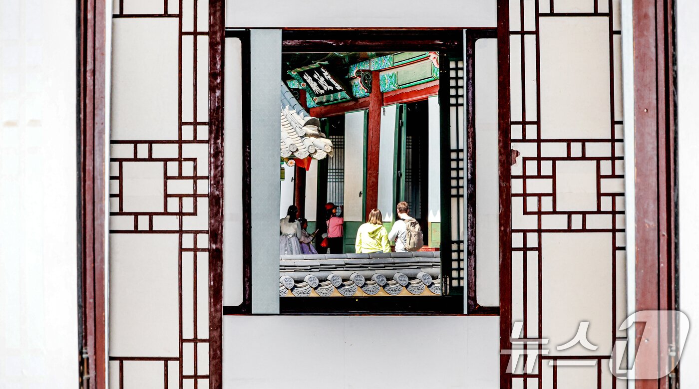 본문 이미지 - 24일 서울 종로구 창덕궁을 찾은 관광객들이 창덕궁을 관람하고 있다. 2026.3.24 ⓒ 뉴스1 이호윤 기자