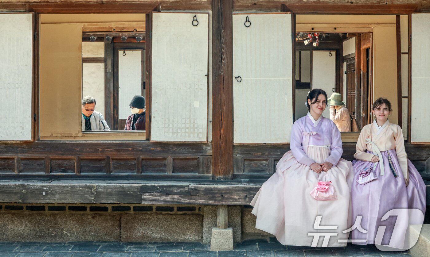 본문 이미지 - 24일 서울 종로구 창덕궁을 찾은 관광객들이 창덕궁을 관람하고 있다. 2026.3.24 ⓒ 뉴스1 이호윤 기자