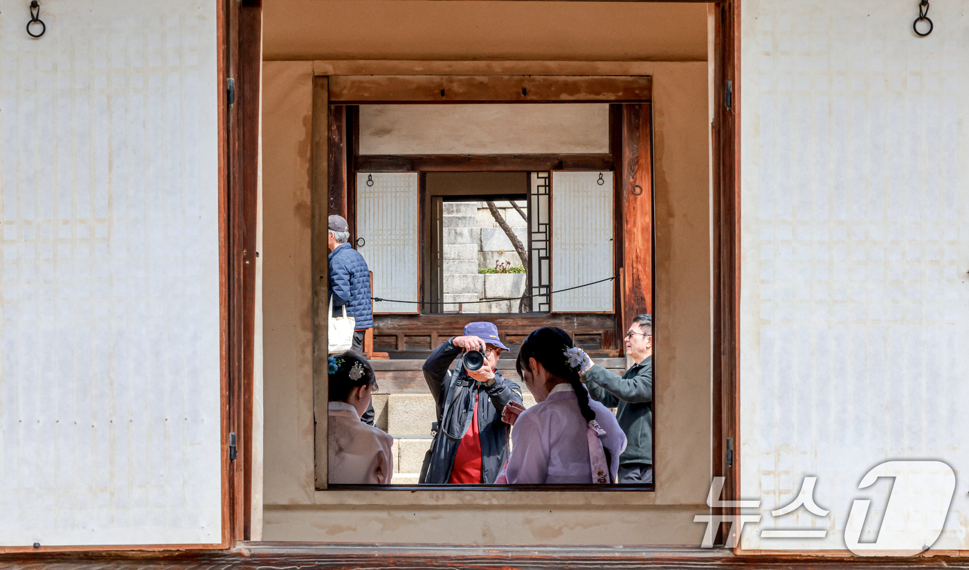 (서울=뉴스1) 이호윤 기자 = 24일 서울 종로구 창덕궁을 찾은 관광객들이 창덕궁을 관람하고 있다. 국가유산청은 이날부터 4월 5일까지 ‘창덕궁 빛·바람 들이기’ 행사를 운영한다 …