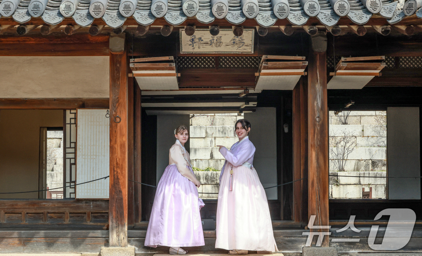 (서울=뉴스1) 이호윤 기자 = 24일 서울 종로구 창덕궁을 찾은 외국인 관광객들이 창덕궁을 관람하고 있다. 국가유산청은 이날부터 4월 5일까지 ‘창덕궁 빛·바람 들이기’ 행사를 …