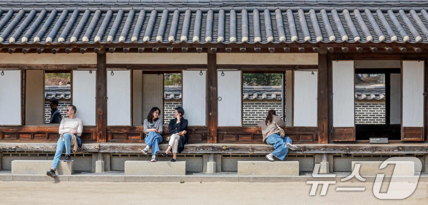 (서울=뉴스1) 이호윤 기자 = 24일 서울 종로구 창덕궁을 찾은 관광객들이 창덕궁을 관람하고 있다. 국가유산청은 이날부터 4월 5일까지 ‘창덕궁 빛·바람 들이기’ 행사를 운영한다 …