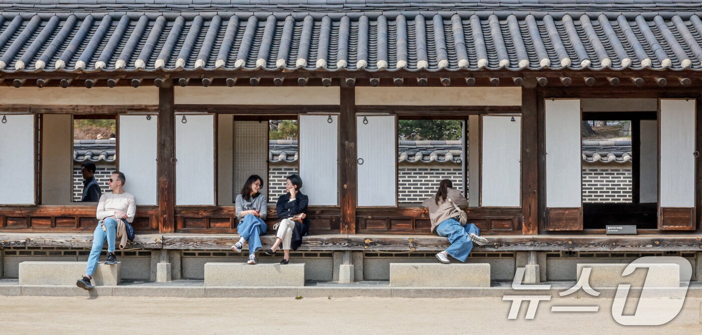 본문 이미지 - 24일 서울 종로구 창덕궁을 찾은 관광객들이 창덕궁을 관람하고 있다. 국가유산청은 이날부터 4월 5일까지 ‘창덕궁 빛·바람 들이기’ 행사를 운영한다고 밝혔다. 이번 행사 기간에는 희정당, 대조전, 낙선재, 궐내각사 등 주요 전각의 창호를 한층 넓게 개방한다. 행사는 궁궐 건물의 창과 문을 개방해 자연의 빛과 공기가 내부로 순환되도록 하는 관리 과정의 일환으로, 문화유산 보존과 관람 경험을 동시에 제공하기 위해 기획됐다. 2026.3.24 ⓒ 뉴스1 이호윤 기자