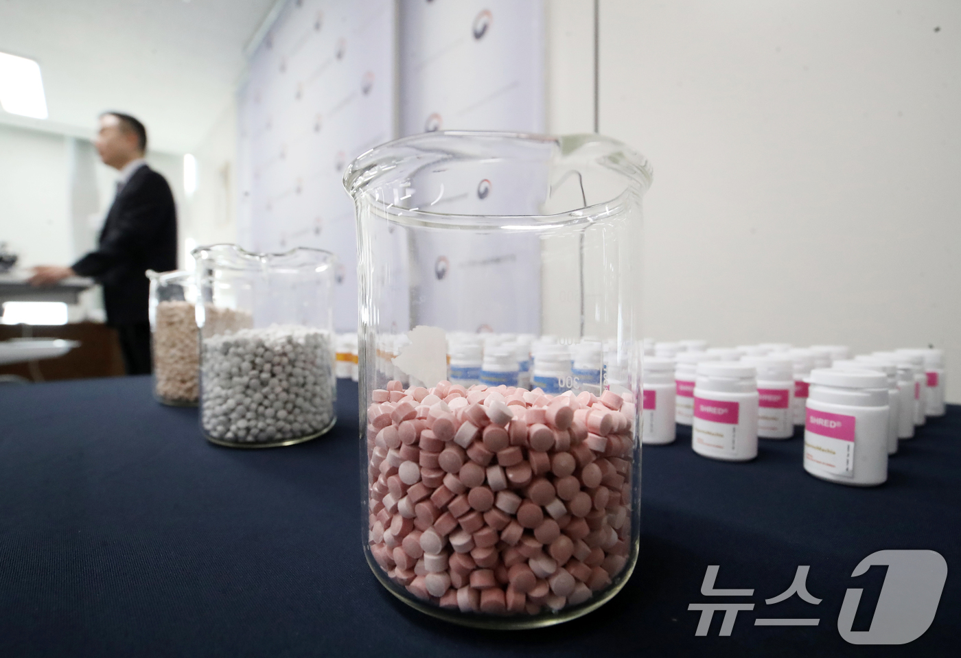 (부산=뉴스1) 윤일지 기자 = 24일 부산 연제구 부산지방식약청 브리핑실에서 전신마취제 에토미데이트와 아나볼릭 스테로이드 등 44억 원 상당 전문의약품 불법 유통 적발 브리핑이 …