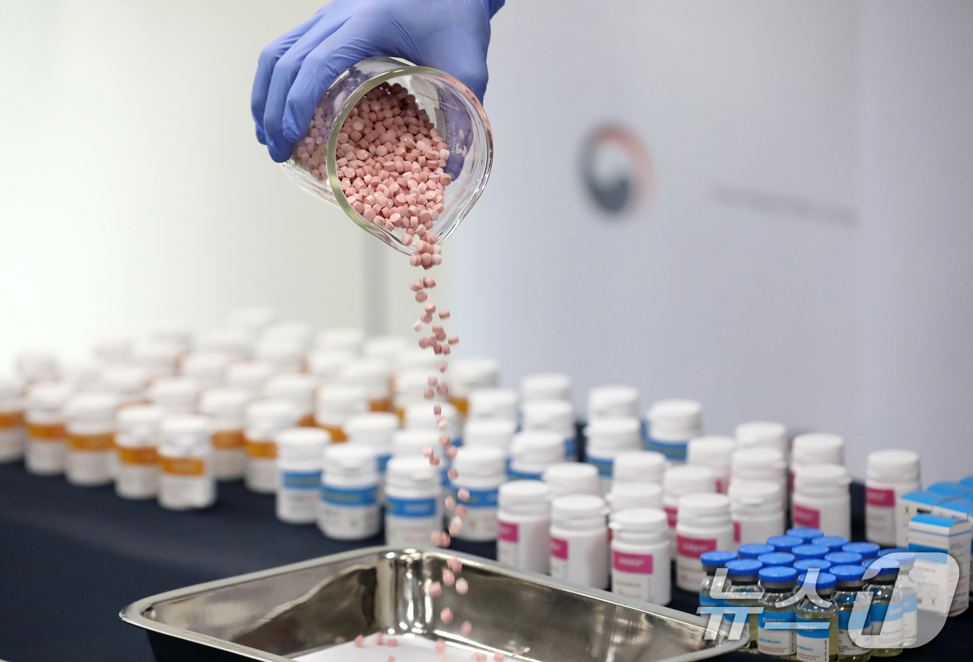 (부산=뉴스1) 윤일지 기자 = 24일 부산 연제구 부산지방식약청 브리핑실에서 전신마취제 에토미데이트와 아나볼릭 스테로이드 등 44억 원 상당 전문의약품 불법 유통 적발 브리핑이 …