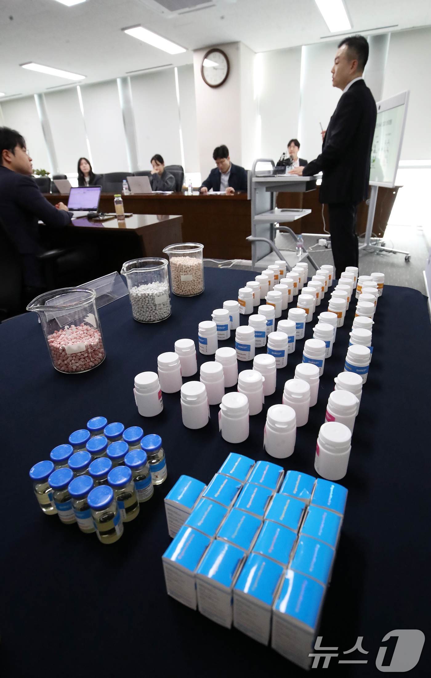 (부산=뉴스1) 윤일지 기자 = 24일 부산 연제구 부산지방식약청 브리핑실에서 전신마취제 에토미데이트와 아나볼릭 스테로이드 등 44억 원 상당 전문의약품 불법 유통 적발 브리핑이 …