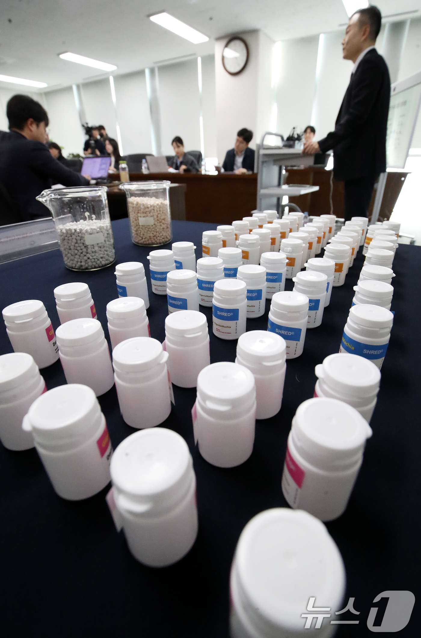 (부산=뉴스1) 윤일지 기자 = 24일 부산 연제구 부산지방식약청 브리핑실에서 전신마취제 에토미데이트와 아나볼릭 스테로이드 등 44억 원 상당 전문의약품 불법 유통 적발 브리핑이 …