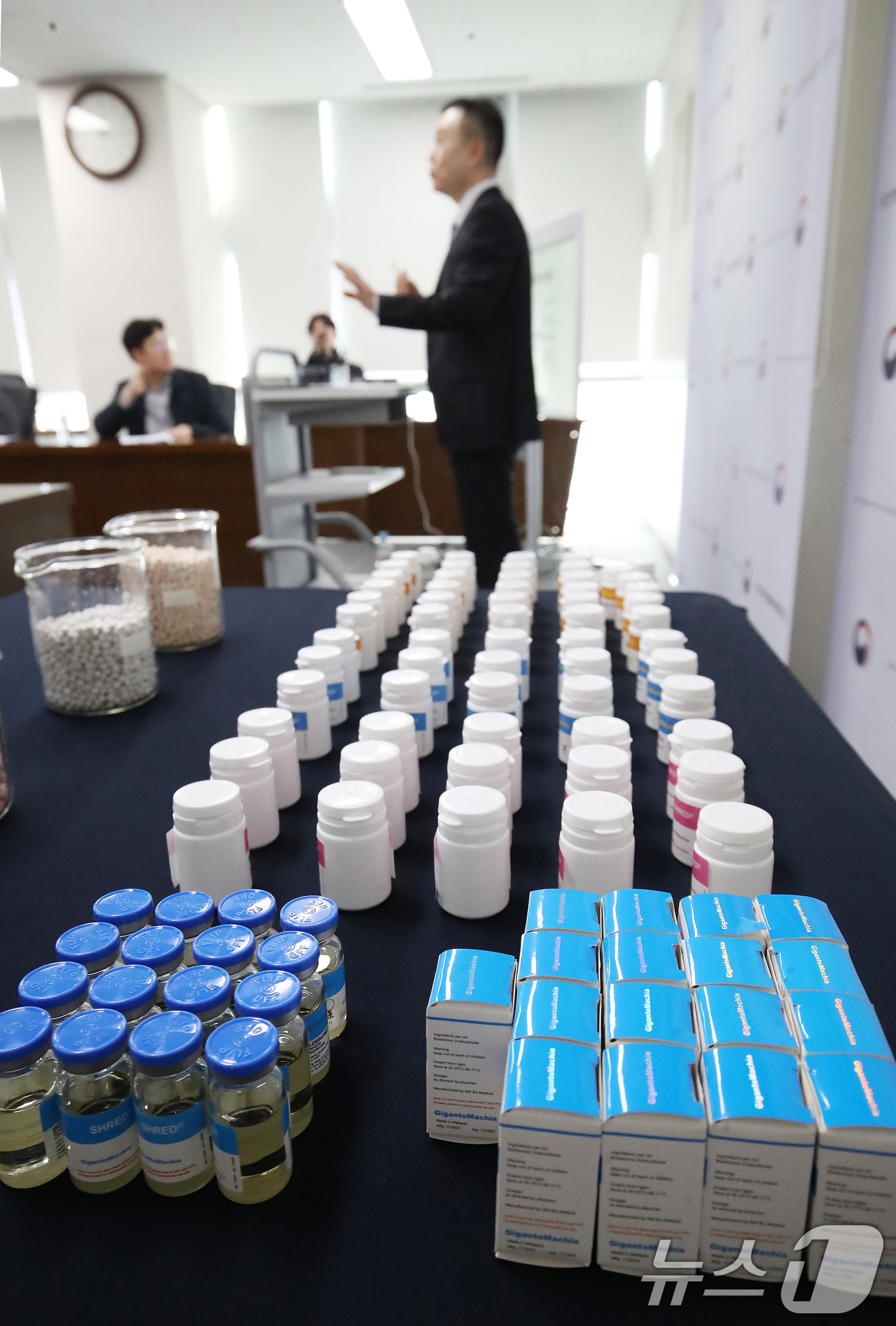 (부산=뉴스1) 윤일지 기자 = 24일 부산 연제구 부산지방식약청 브리핑실에서 전신마취제 에토미데이트와 아나볼릭 스테로이드 등 44억 원 상당 전문의약품 불법 유통 적발 브리핑이 …