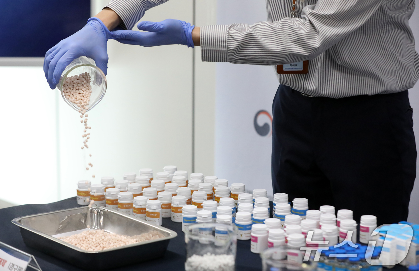 (부산=뉴스1) 윤일지 기자 = 24일 부산 연제구 부산지방식약청 브리핑실에서 전신마취제 에토미데이트와 아나볼릭 스테로이드 등 44억 원 상당 전문의약품 불법 유통 적발 브리핑이 …