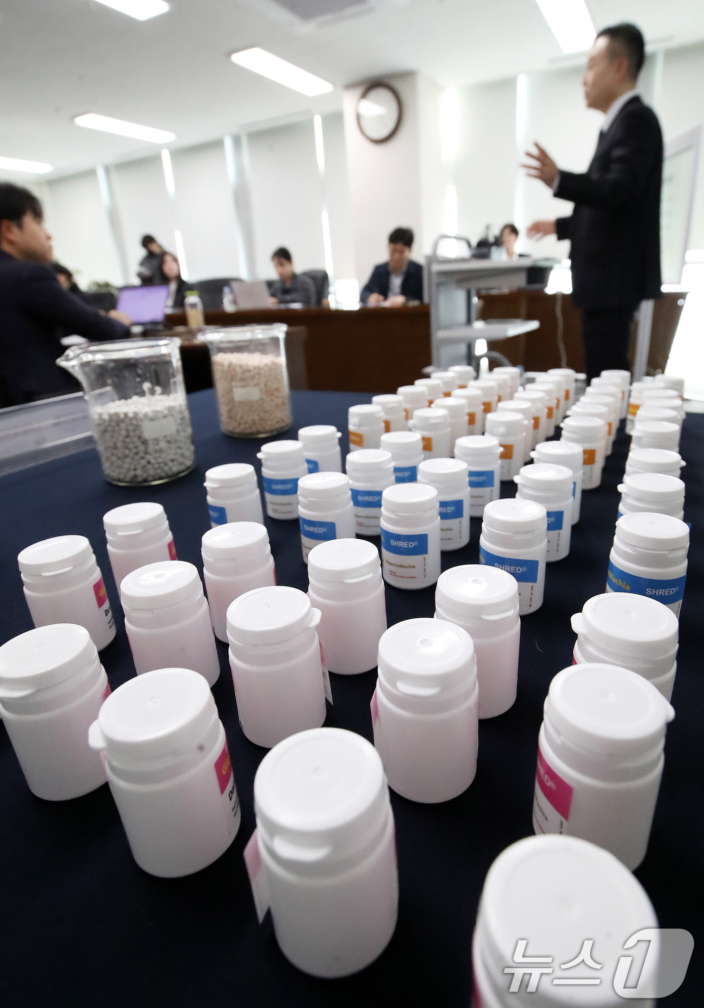 (부산=뉴스1) 윤일지 기자 = 24일 부산 연제구 부산지방식약청 브리핑실에서 전신마취제 에토미데이트와 아나볼릭 스테로이드 등 44억 원 상당 전문의약품 불법 유통 적발 브리핑이 …