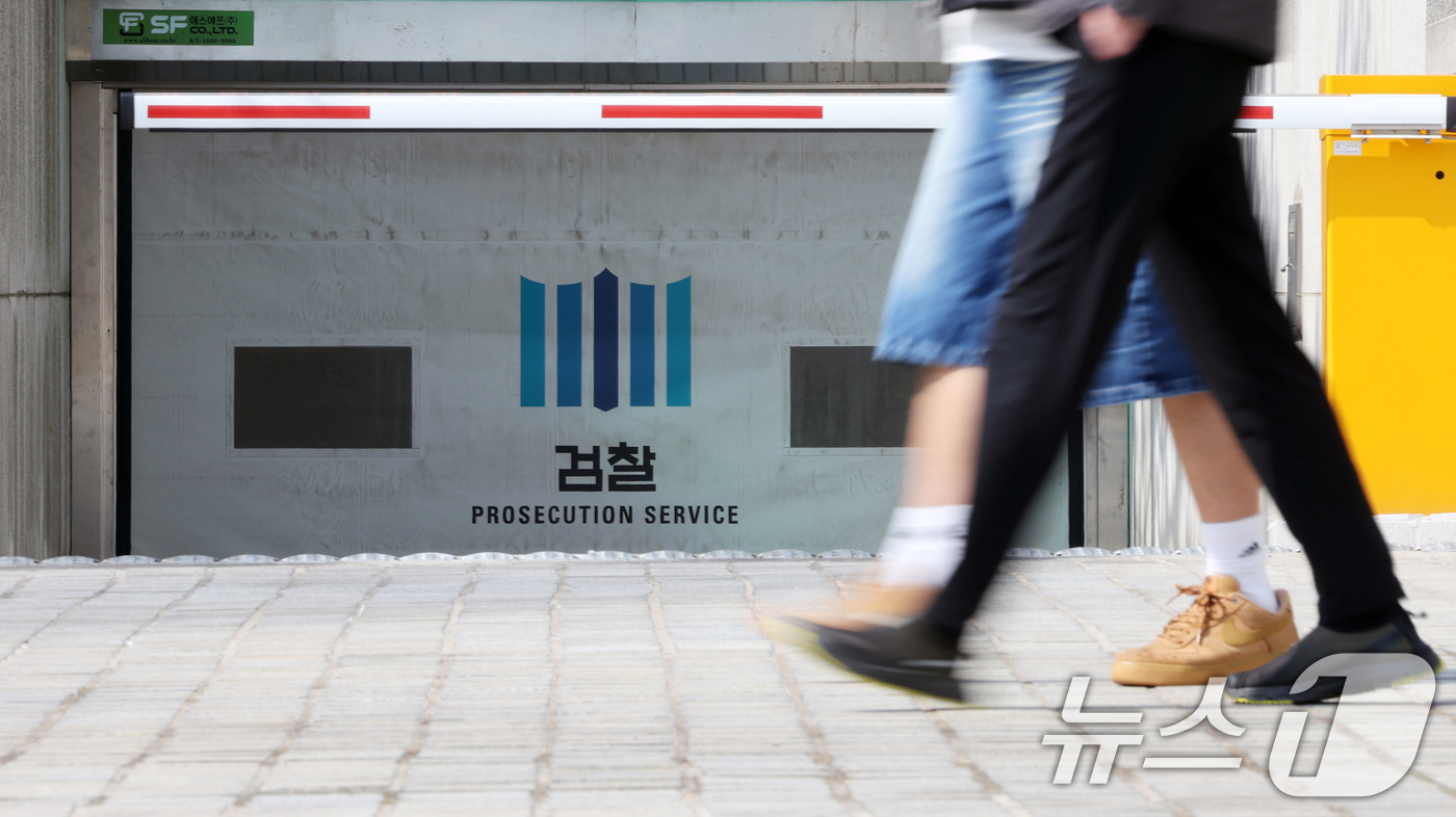 (서울=뉴스1) 황기선 기자 = '수사·기소 분리'를 골자로 한 이재명 정부의 검찰개혁 법안이 24일 국무회의를 통과했다.이재명 대통령은 제11차 국무회의를 주재, 공소청과 중대범 …