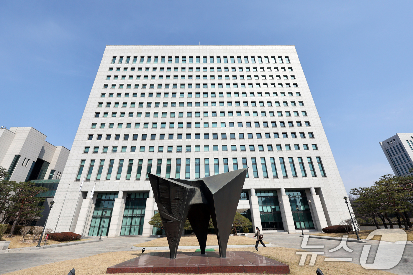 (서울=뉴스1) 황기선 기자 = '수사·기소 분리'를 골자로 한 이재명 정부의 검찰개혁 법안이 24일 국무회의를 통과했다.이재명 대통령은 제11차 국무회의를 주재, 공소청과 중대범 …