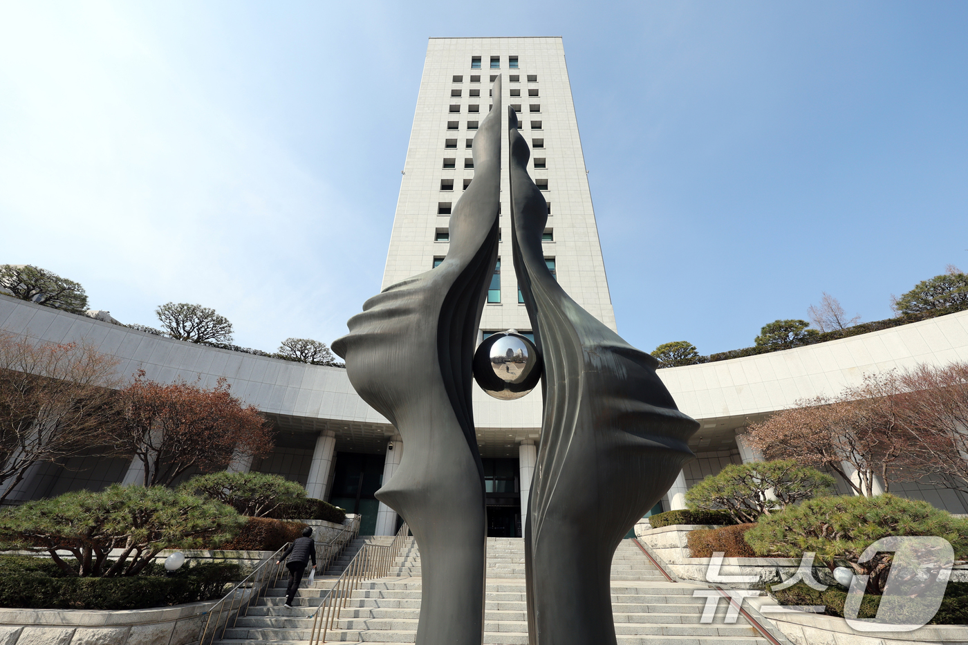 (서울=뉴스1) 황기선 기자 = '수사·기소 분리'를 골자로 한 이재명 정부의 검찰개혁 법안이 24일 국무회의를 통과했다.이재명 대통령은 제11차 국무회의를 주재, 공소청과 중대범 …