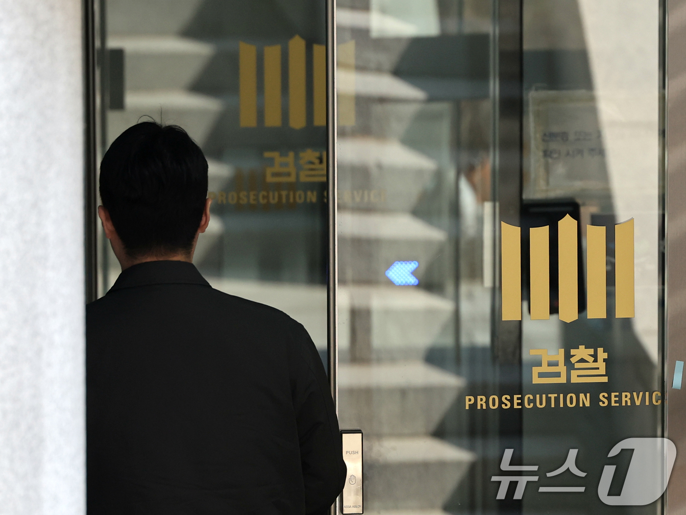 (서울=뉴스1) 황기선 기자 = '수사·기소 분리'를 골자로 한 이재명 정부의 검찰개혁 법안이 24일 국무회의를 통과했다.이재명 대통령은 제11차 국무회의를 주재, 공소청과 중대범 …