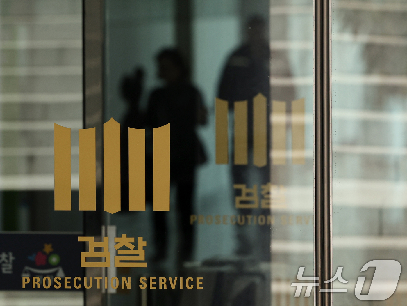 (서울=뉴스1) 황기선 기자 = '수사·기소 분리'를 골자로 한 이재명 정부의 검찰개혁 법안이 24일 국무회의를 통과했다.이재명 대통령은 제11차 국무회의를 주재, 공소청과 중대범 …