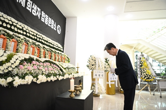 대전 합동분향소 찾은 김태흠 충남지사 "깊은 애도"
