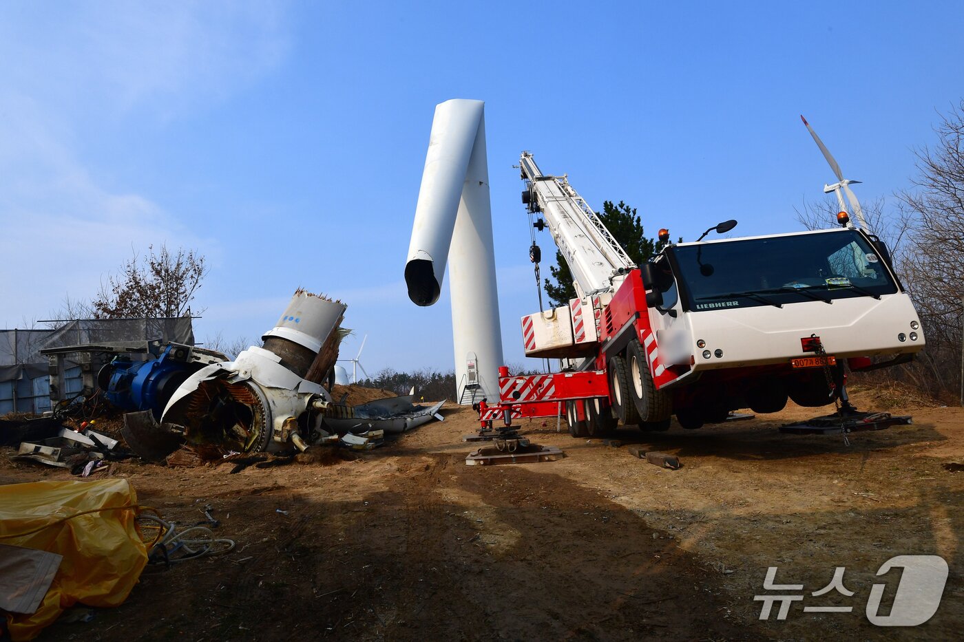 본문 이미지 - 24일 경북 영덕군 창포리 풍력단지에서 지난달 2일 파손 사고가 발생한 풍력발전기에 대한 철거작업이 진행되고 있다. 2026.3.24/뉴스1 최창호 기자  