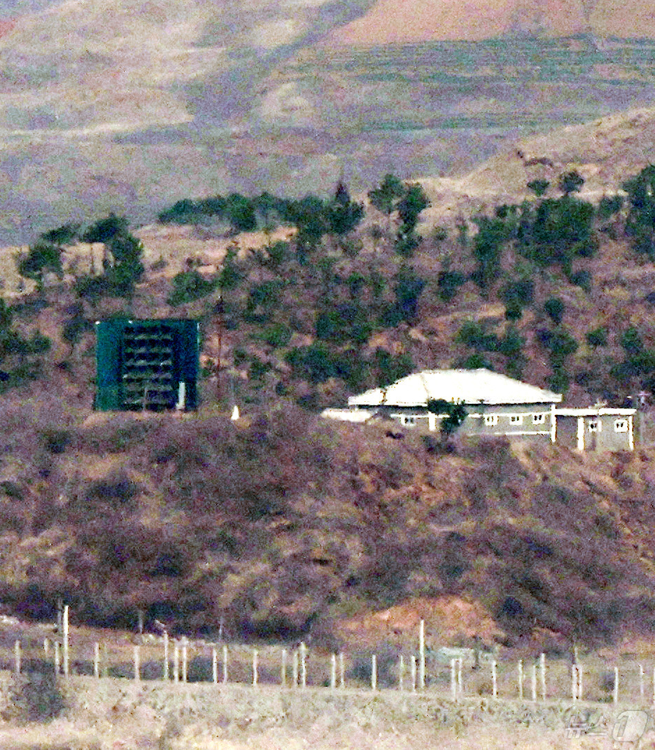 (파주=뉴스1) 김성진 기자 = 김정은 북한 국무위원장이 한국의 국회 격인 최고인민회의에서 한국을 철저히 배척하고 무시한다는 기조를 밝혔다.24일 조선중앙통신에 따르면 김 위원장은 …