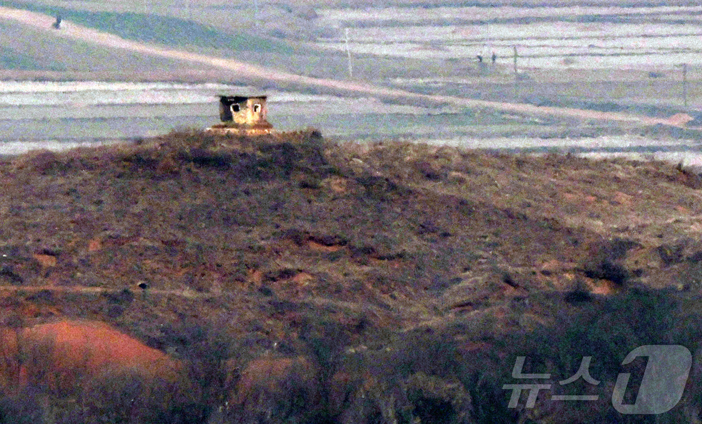(파주=뉴스1) 김성진 기자 = 김정은 북한 국무위원장이 한국의 국회 격인 최고인민회의에서 한국을 철저히 배척하고 무시한다는 기조를 밝혔다.24일 조선중앙통신에 따르면 김 위원장은 …