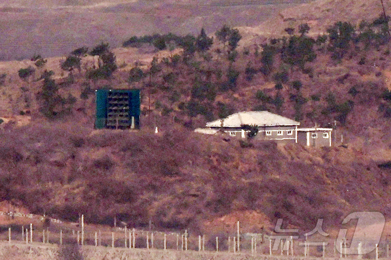 (파주=뉴스1) 김성진 기자 = 김정은 북한 국무위원장이 한국의 국회 격인 최고인민회의에서 한국을 철저히 배척하고 무시한다는 기조를 밝혔다.24일 조선중앙통신에 따르면 김 위원장은 …